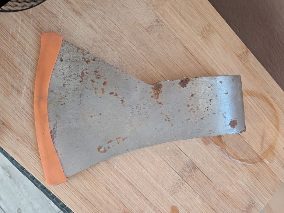 Продавам немска секира 1.200 кг