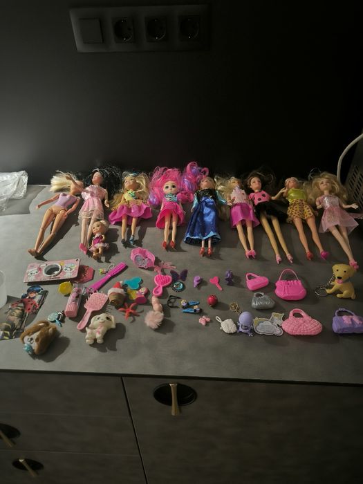 9 бр кукли Барби + 1 бр мини кукла + аксесоари