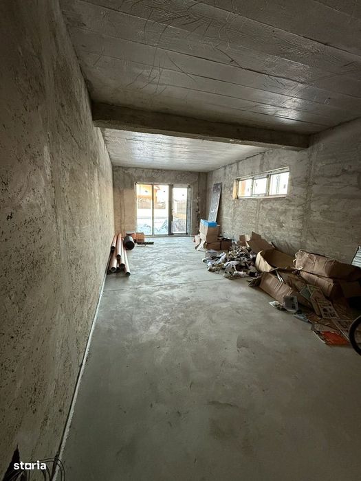 De vanzare casa semifinisata la 5 min de Roman,suprafata teren 1300mp