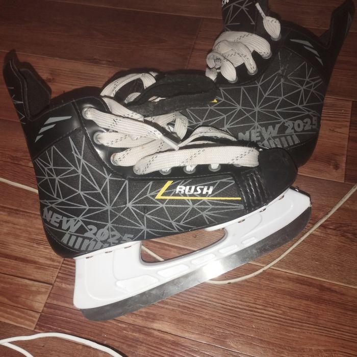 Продам хоккейные коньки хоккейные