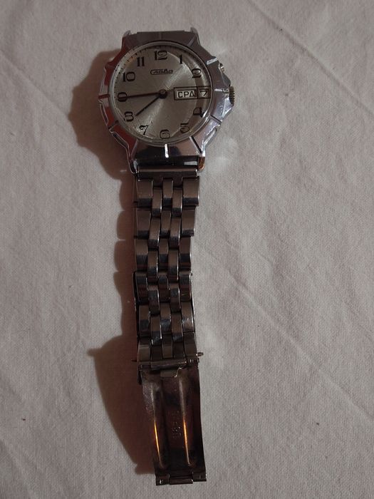 Слава - съветски механичен часовник, с ръчно навиване. С ден и дата.