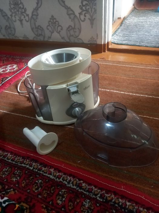 Соковыжималка сотилади. Ишлаши яхши.  Tiffany фирмасиники.