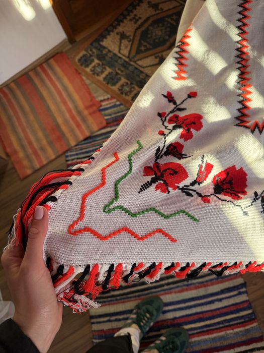 Fata de masa cu broderie manuala
