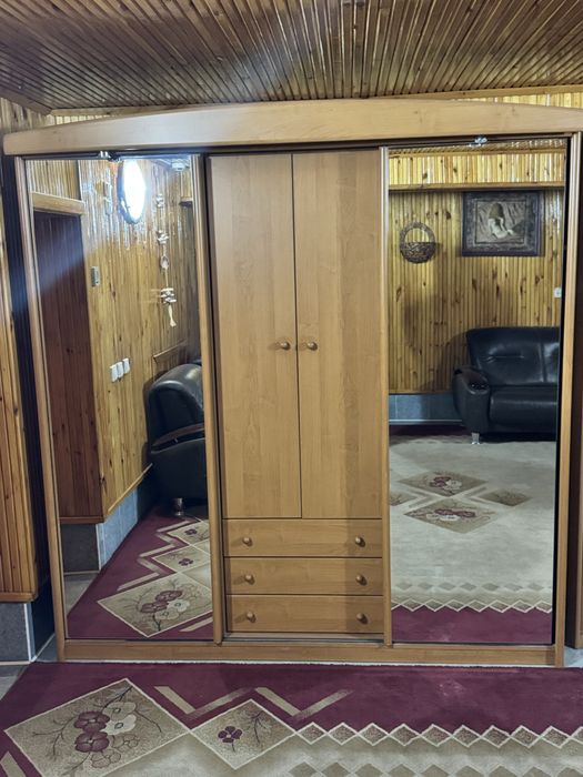 2 вместительных шкафа