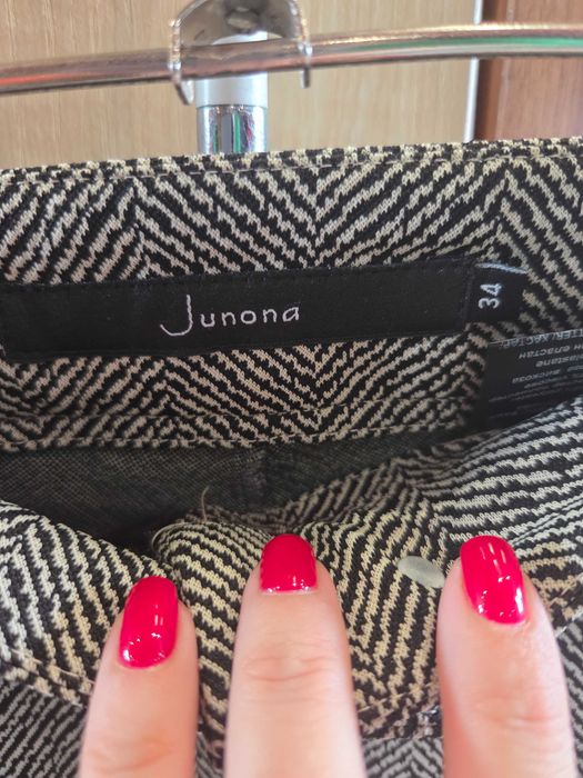 Панталон, плътен , с цепки отпред на крачолите. В ХС размер, на Junona