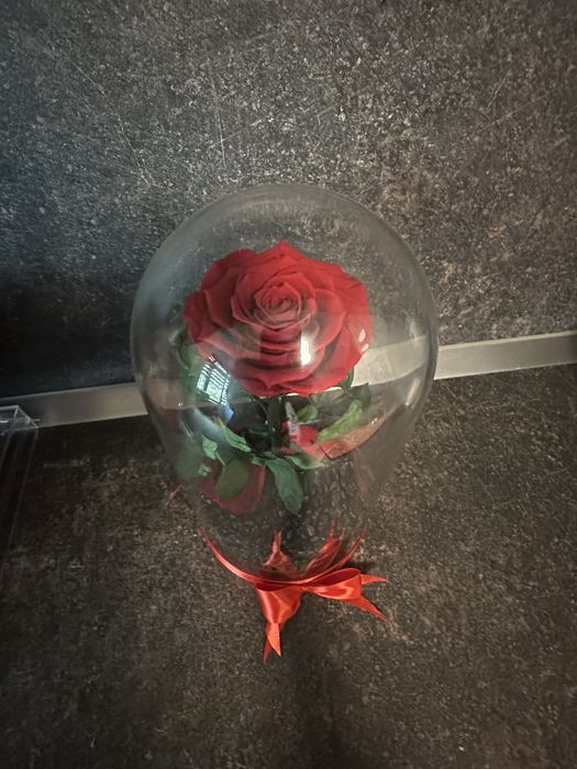 Вечна роза в стъкло