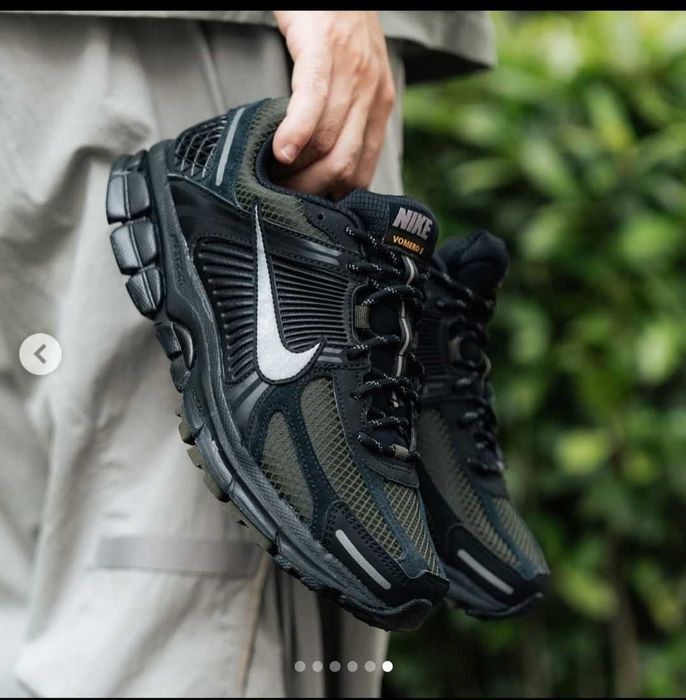 Adidasi Nike Vomero 5