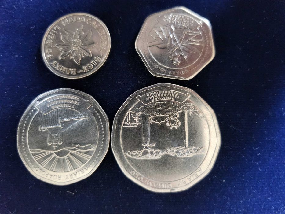 Мадагаскар : банкноти и монети ( ариари) + 3 пътеводителя на френски