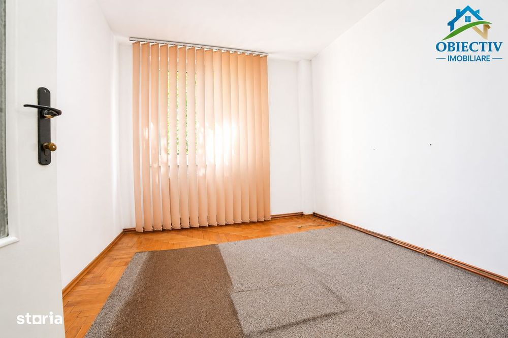 Apartament 4 camere , centru , etaj 1