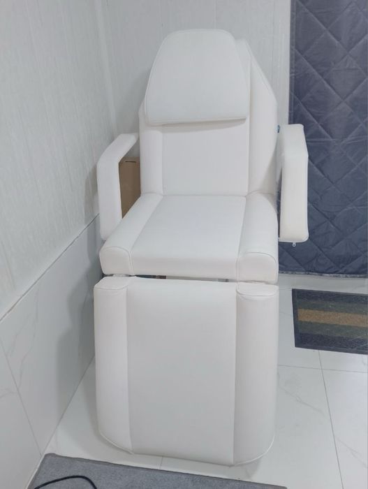 Продается кушетка для педикюра и лейшмейкер