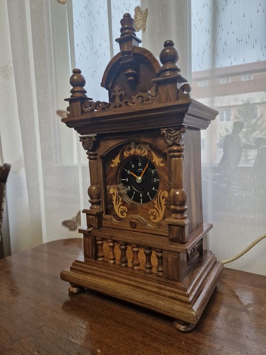 Ceas de șemineu unic din lemn masiv de nuc – cu mecanism Mercedes VDO