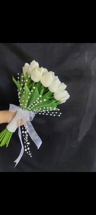 Kelinlar gul dastasi sun'iy