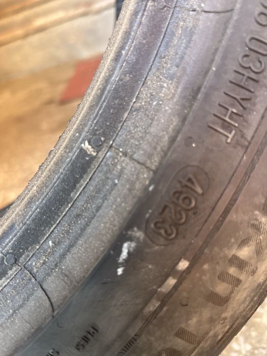 Vand Cauciucuri 235/45/17 foarte bune