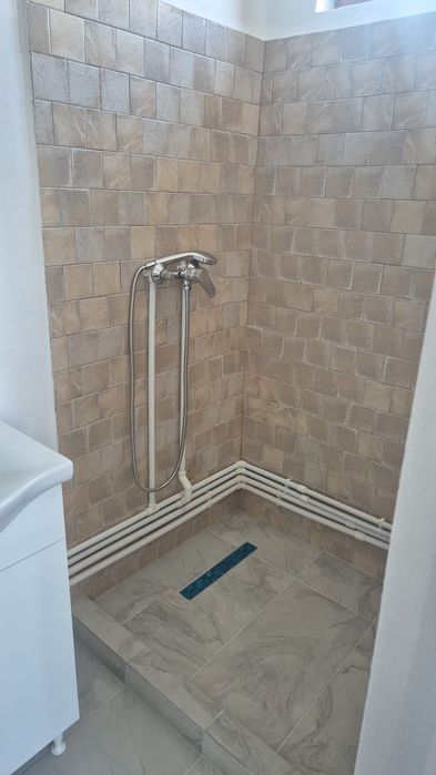 Apartament casa de închiriat. Pucioasa central.
