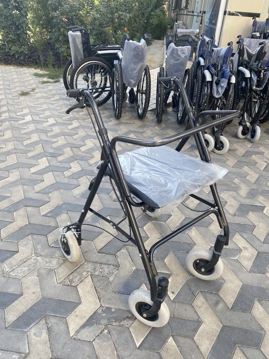 Ходунок с тормозом и сидением