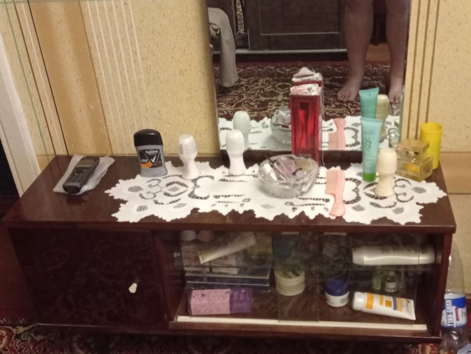 Продается трюмо с зеркалом