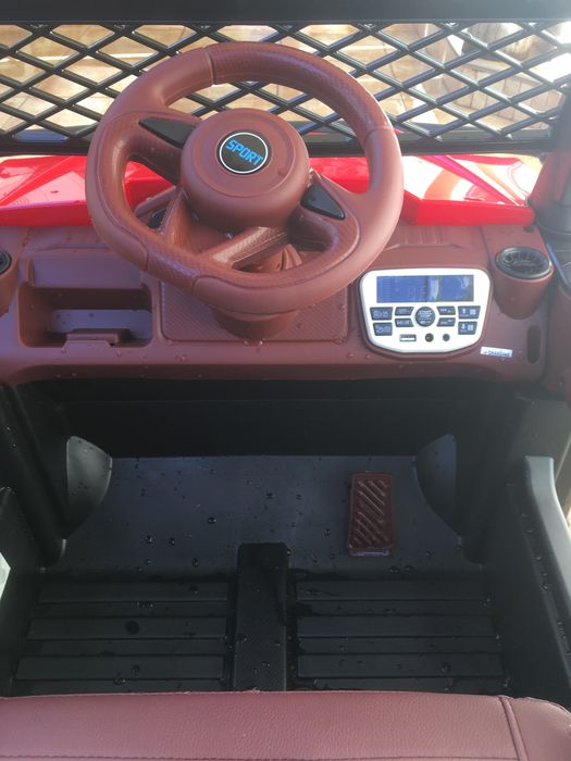 Masinuta electrica cu doua locuri ideala pentru plimbatul copilasilor