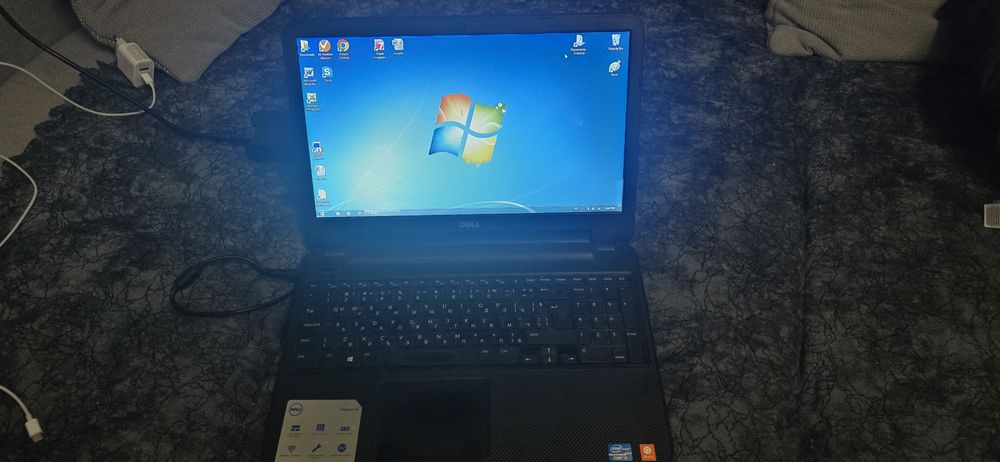Продавам лаптоп Dell Inspiron 3521-5759