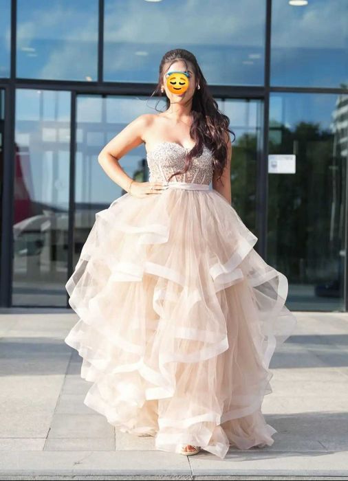 Бухнала рокля на волани