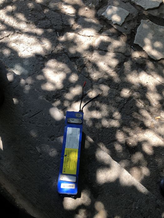 Vand baterie de trotineta electrica e foarte buna doar are rupt locul îla care i bagi surubul car o prinzi de trotineta în rest e Funcționa bilă