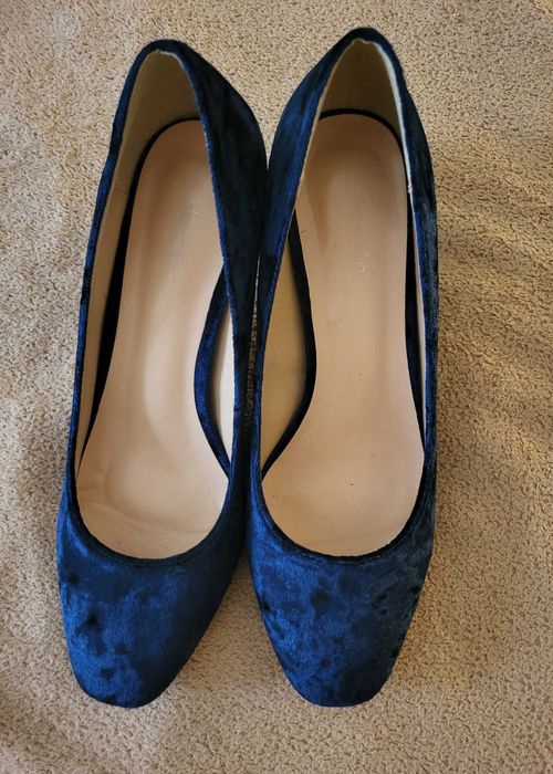 Продавам  велурени обувки