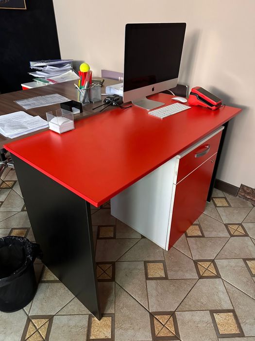 Офисные столы красные