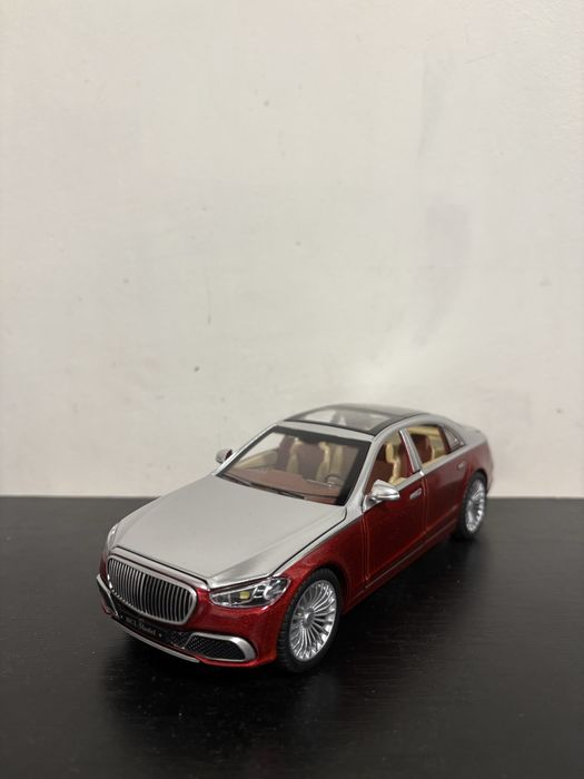 Колекционерска колa  със светлини, звуци и дим 1:18