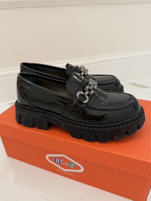 Продам туфли на девочку школьные межсезонные