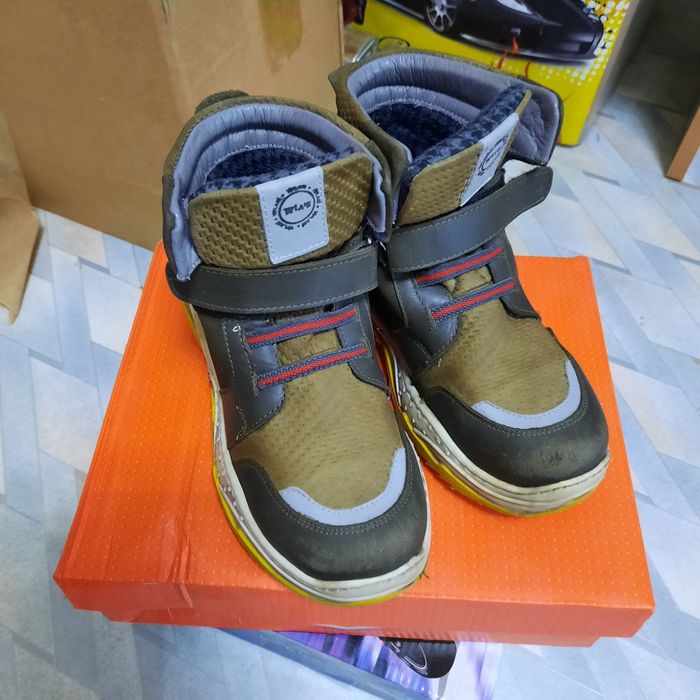 Продам ботинки спортивные р.29