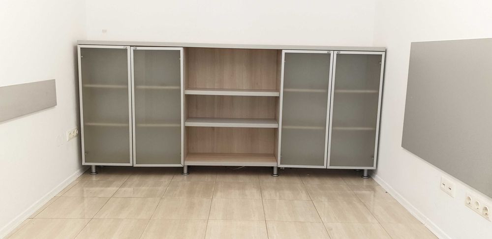 Mobilier birou cu usi de sticla stare foarte buna