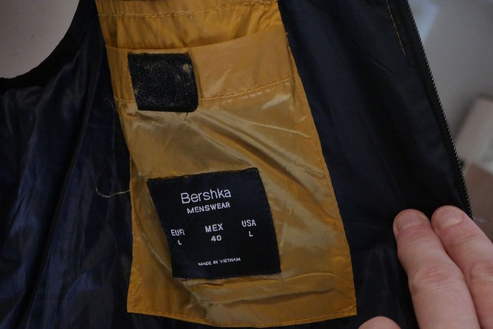 Bershka vesta L purtat odată