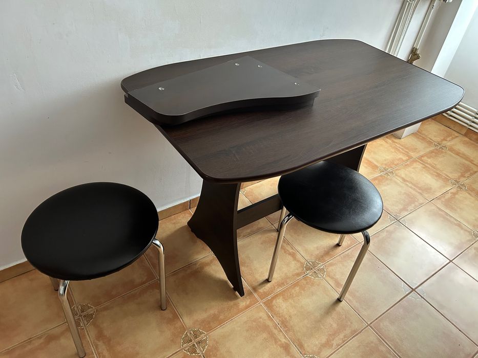 Bucatarie,plita,cuptor,hota,chiuveta,masa si 2 scaune