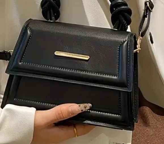 Малка черна чанта