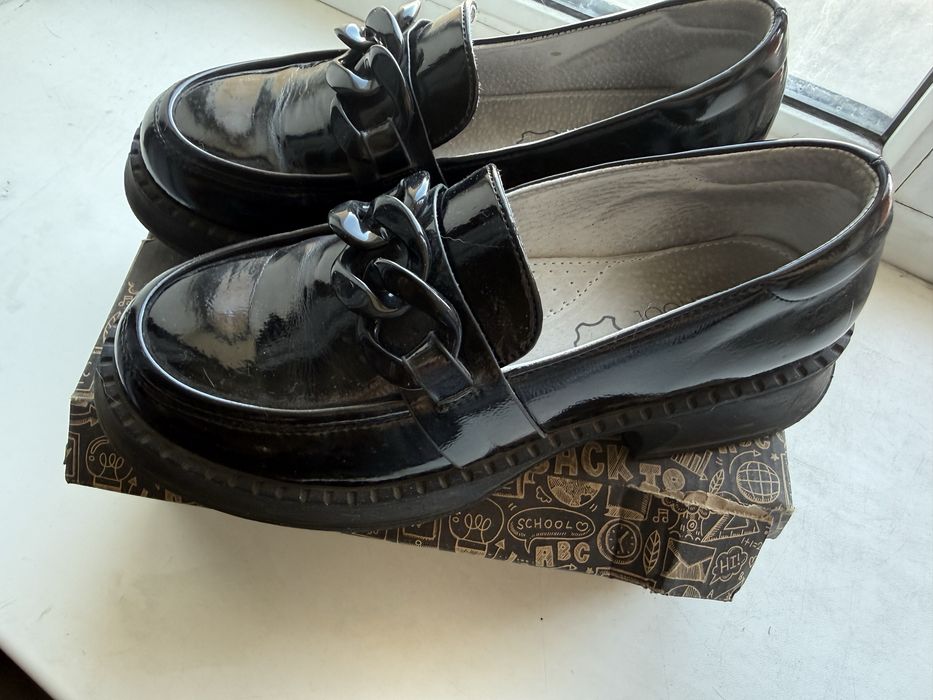 Продам  туфли школьные  на девочку