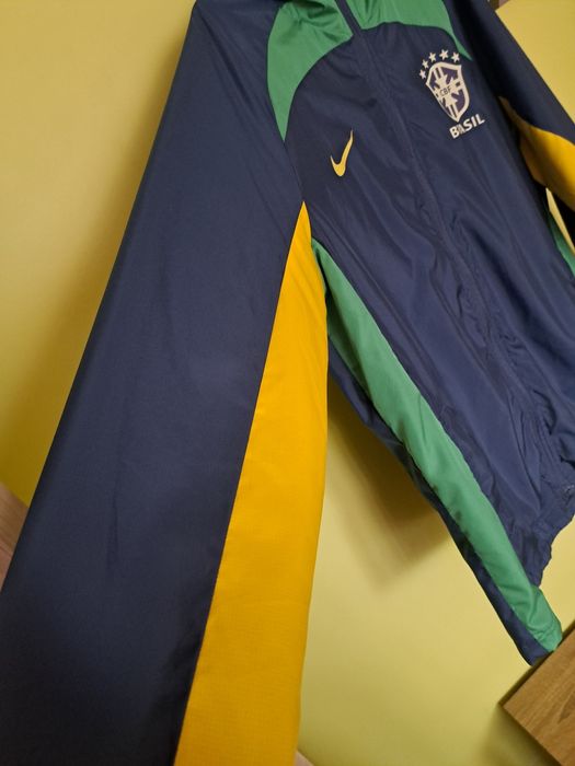 Продавам оригинална ветровка на nike brazil.