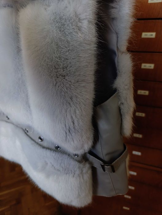 Дамски много запазен елек,неразличим от нов