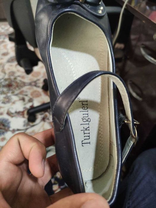 Продам туфельки для девочки 8-9 лет. Размер 35.