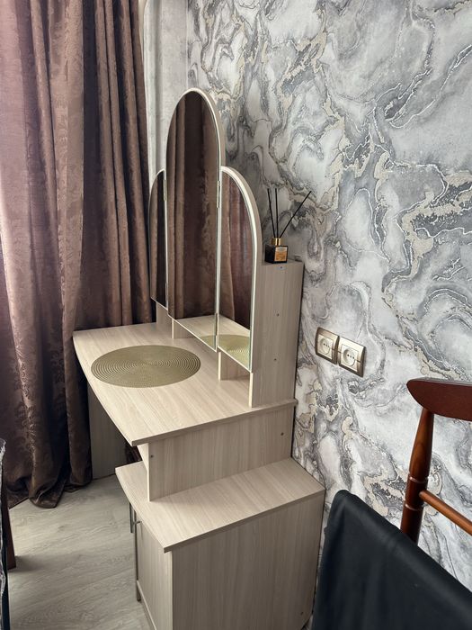 Продам туалетный столик