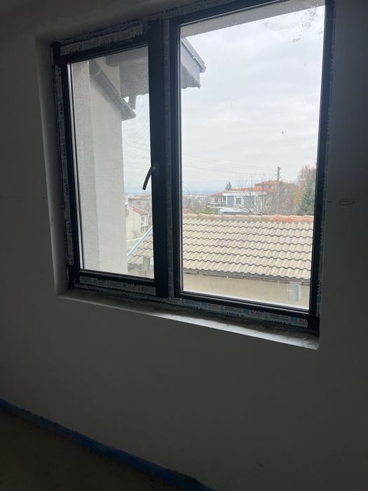 НОВА самостоятелна къща с двор