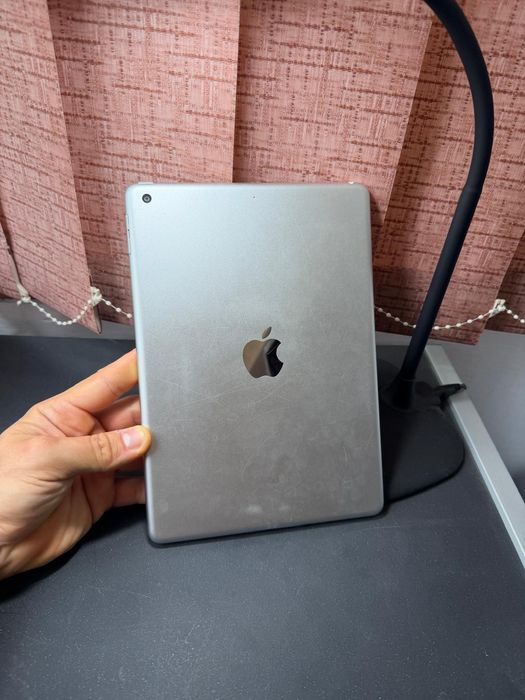 Tabletă Apple iPad Gen 5 Wifi(2017), Argintiu, 9.7", Memorie 32GB, iPadOS 16.7.16