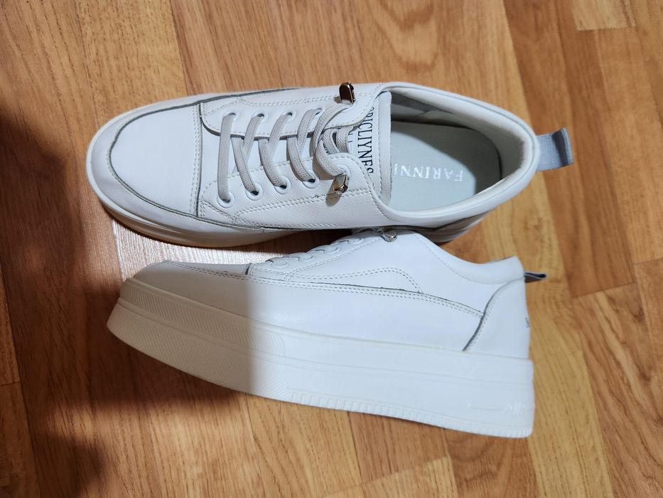 Продам женские кроссовки