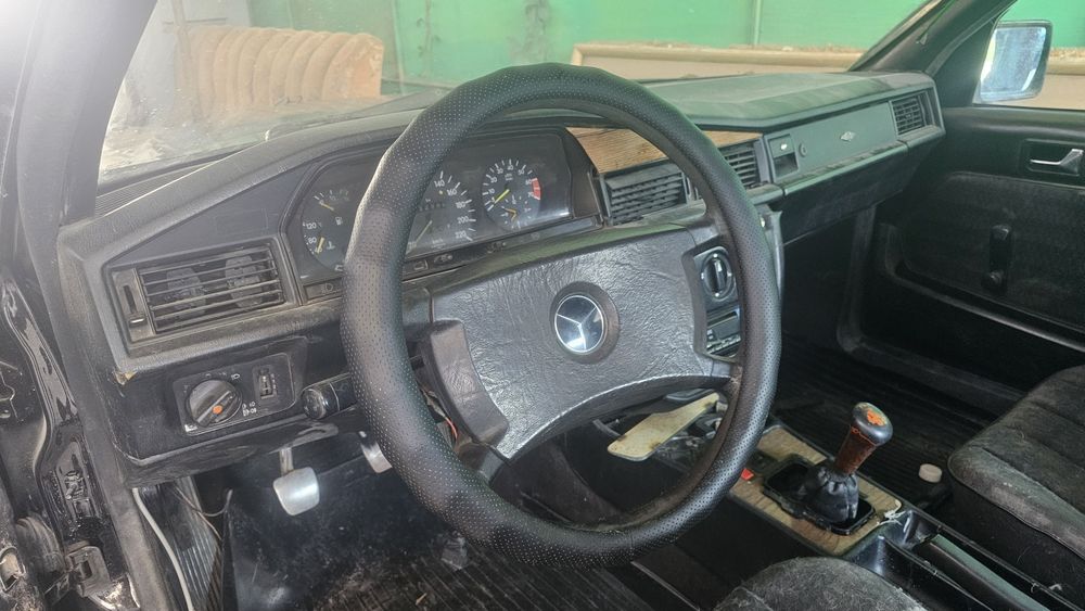 Мерседес 190 е .