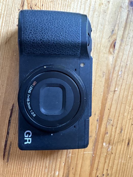 Ricoh GR II – 16.2MP APS-C, WiFi, doar 7.000 declanșări