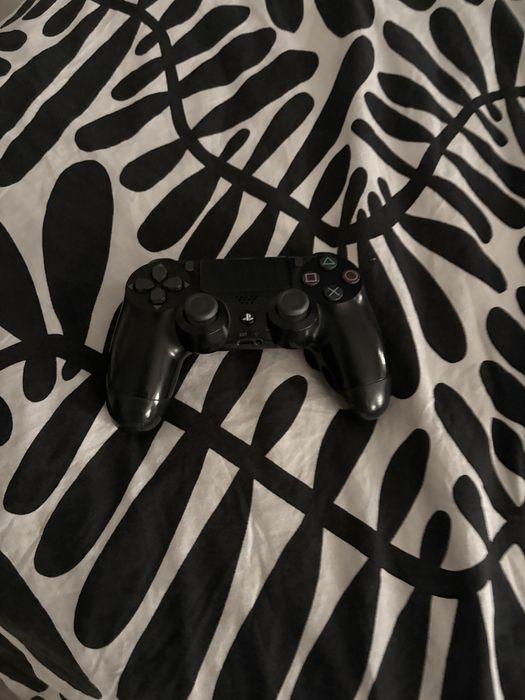 Ps4 slim 1tb , un controler