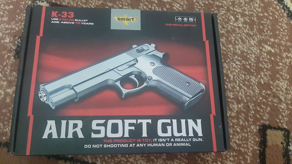 металлический пистолет