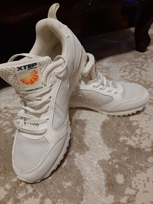 Женские кроссовки Xtep 38
