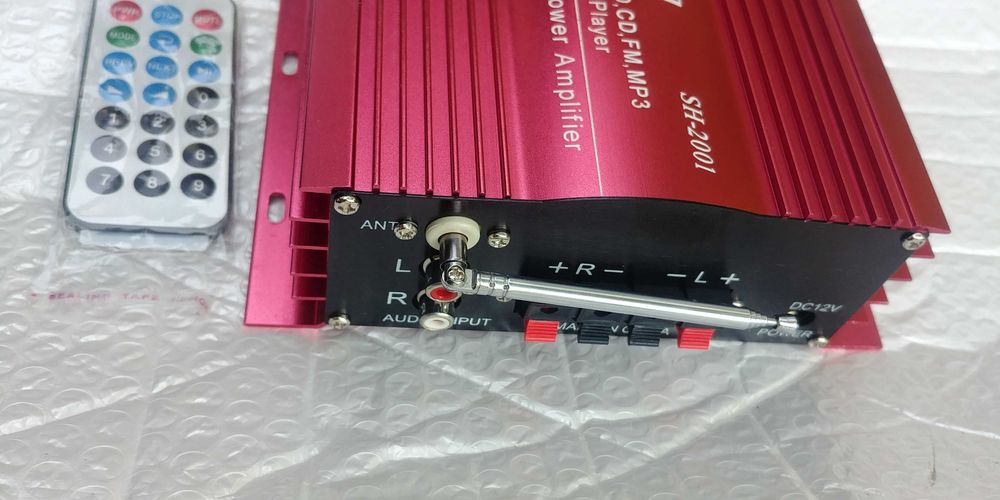 Автомобильный стереоусилитель в корпусе