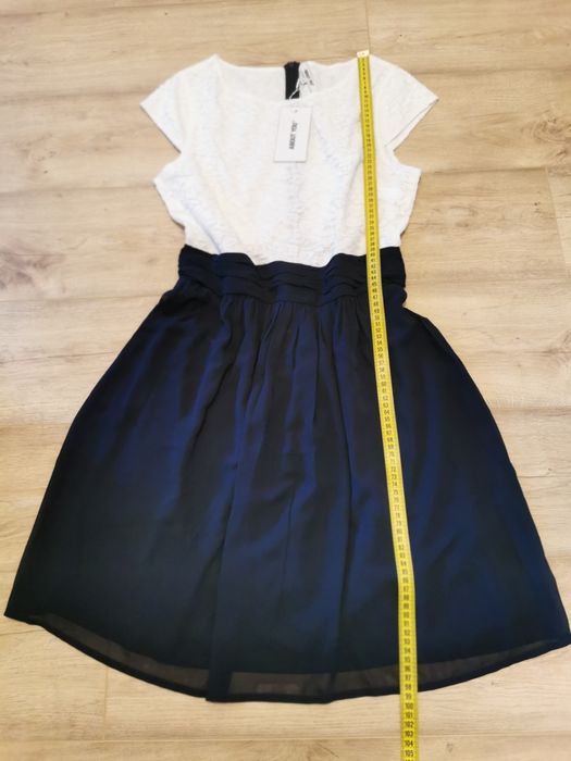 Rochie coctail cu dantelă albă