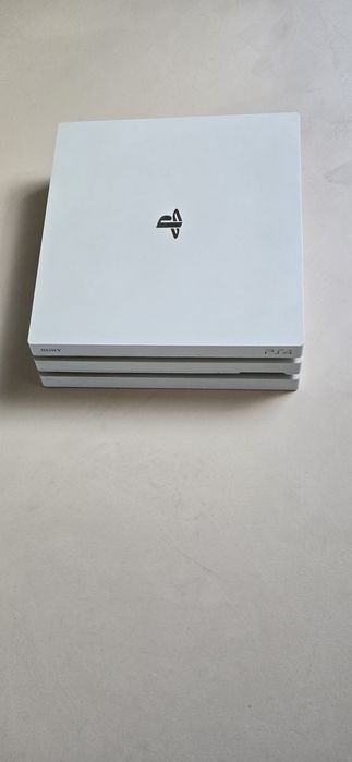 Vand PS4 Pro Alb + 2 chitare bluetooth