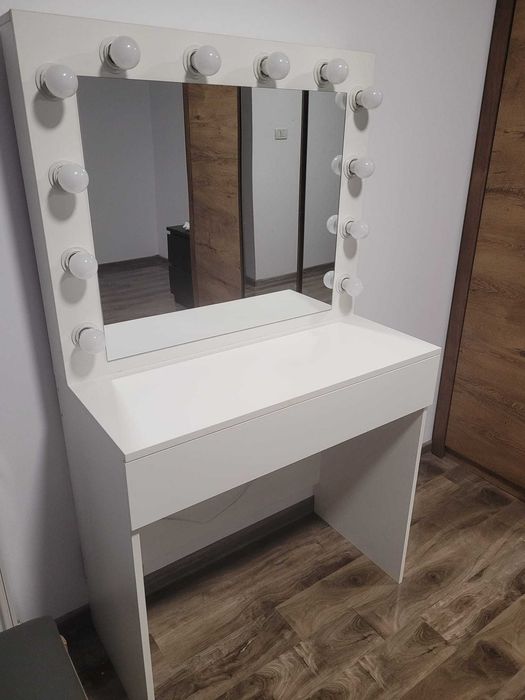 Masa de machiaj cu scaun